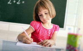 Proč dítě píše čísla a písmena v zrcadlovém odrazu: Důvody Co dělat? Jak opravit zrcadlo psaní písmen a čísel v dětí: tipy, cvičení